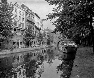 857926 Gezicht op de Oudegracht te Utrecht, met de panden Oudegracht 148 (links) -hoger. Op de achtergrond de Bezembrug.
